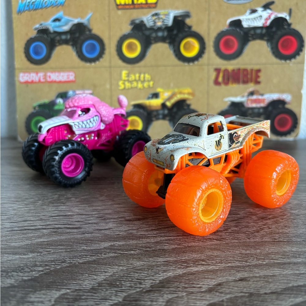 Monster Jam Trucks 1:64 Monster Mutt Poodle and Whiplash